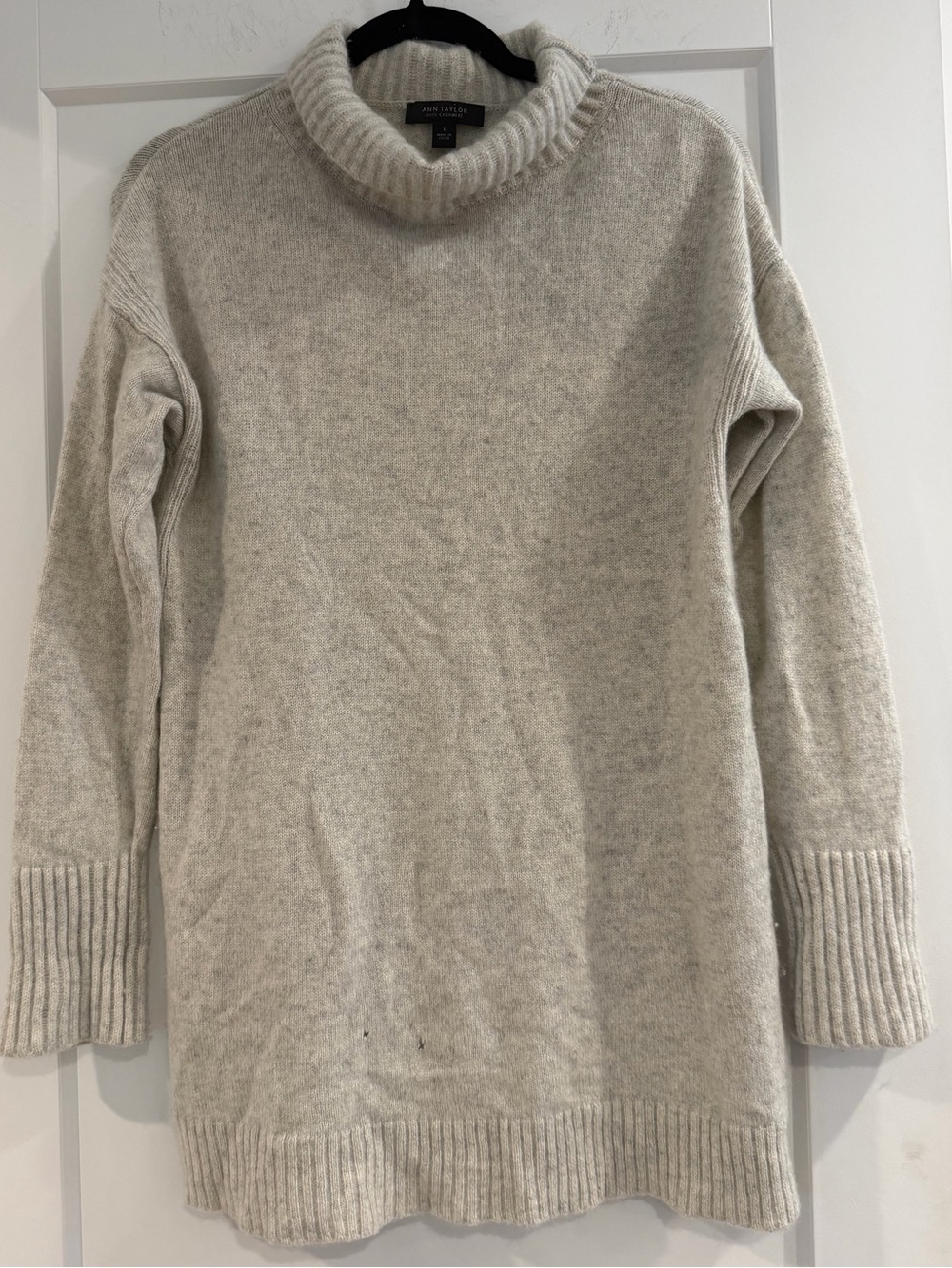 Ann Taylor cashmere oatmeal gray turtle Neck Sweater